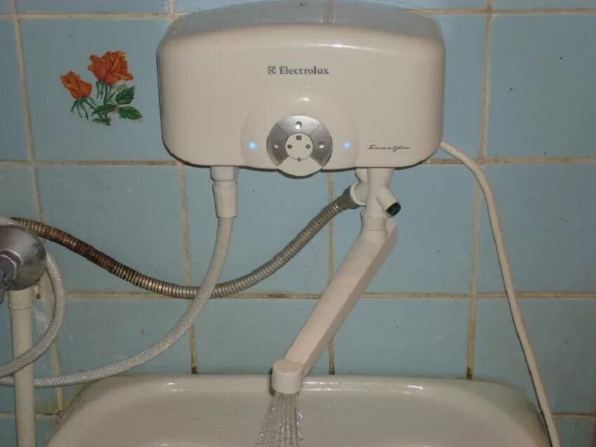 Проточный нагреватель воды электрический для душа. Монтаж проточного водонагревателя. Электролюкс нагреватель воды проточный. Проточный водонагреватель электрический 7кв. 5 квт.