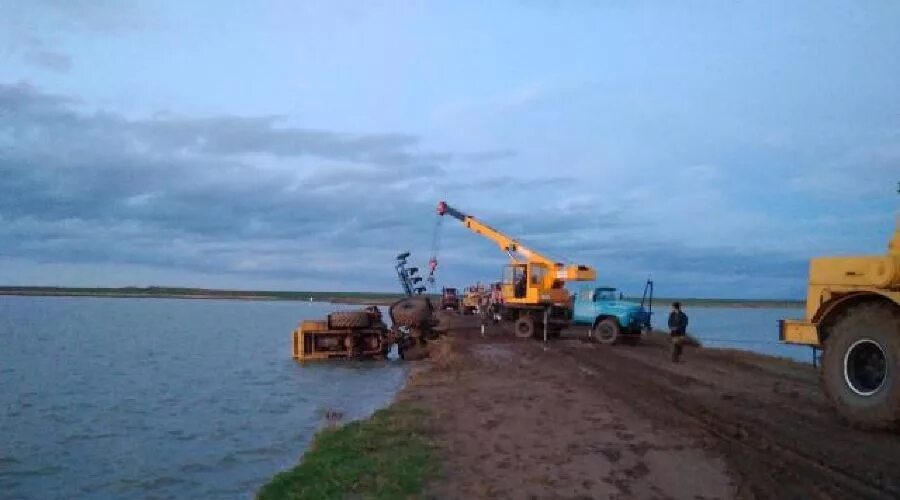 Озерах водителем. Трактор у озера. Авария в Апанасенковском районе. Трактор в озере тонет.