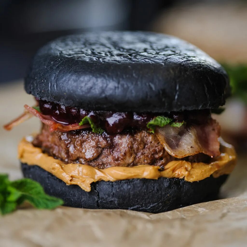 бургеры в москве. самые вкусные бургеры в москве. крутые бургеры. вкусный сочный бургер. бургеры в ресторанах москвы подача.