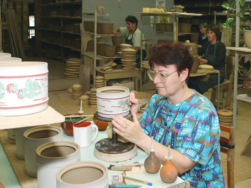Предприятия художественных изделий. Павел куликов гжель завод. Профессия изготовитель художественных изделий из керамики. Портсигар казаковская филигрань. Гжельский фарфоровый завод экскурсия.
