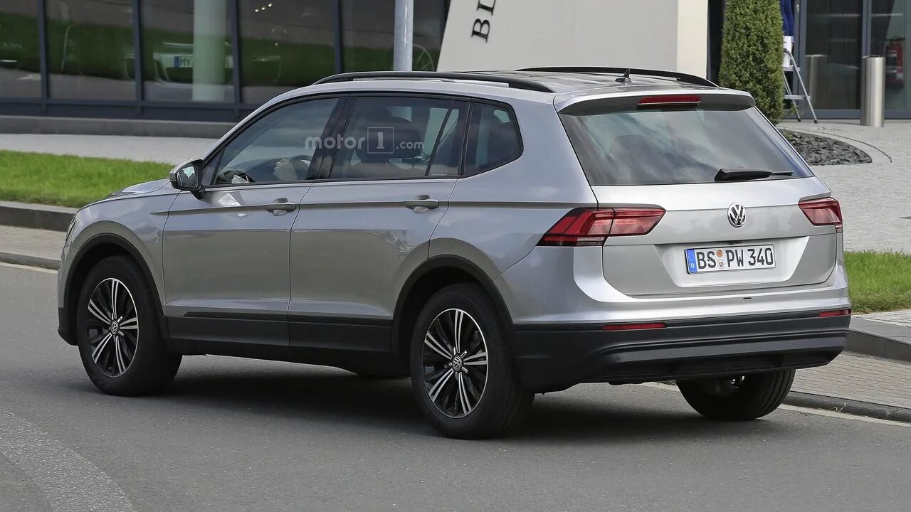 Фольксваген удлиненный. Удлиненный Volkswagen Tiguan Allspace. VW Tiguan удлиненный. Фольксваген Тигуан 2017 удлиненная версия. Семиместный Фольксваген Тигуан.