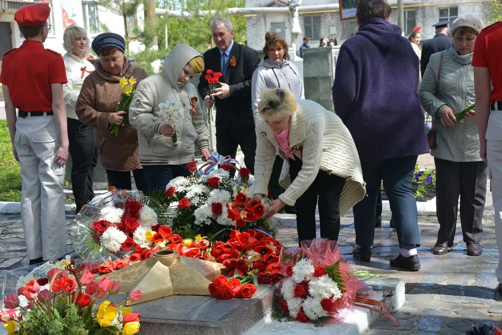 Усть катав скорбим и помним. Возложение цветов. Возложение цветов к памятнику. Цветы на возложение. Памятник скорби.