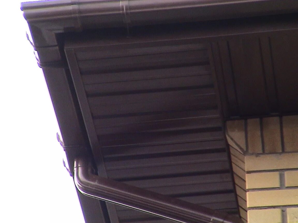 Подшив профнастилом. Подшивка карниза профлистом с10. Подшивка карниза профлистом с10. Карниз крыши из профлиста. Подшив профнастилом.