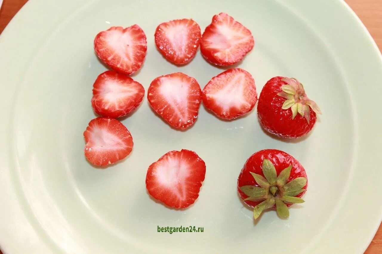Как красиво нарезать клубнику. Порезанная клубника. красиво нарезать клубнику. нарезанная клубника вдоль. половинка клубники.
