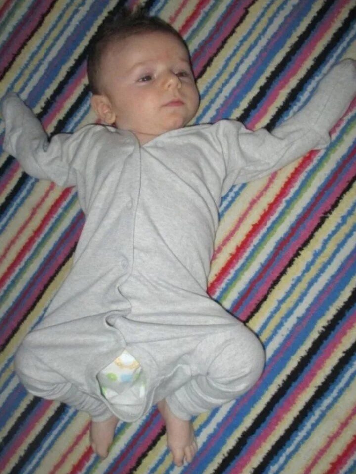 Отец обучает сына. Самостоятельный ребенок. Поможем выбрать папу. Папа одел ребенка. Папа одевает детей.