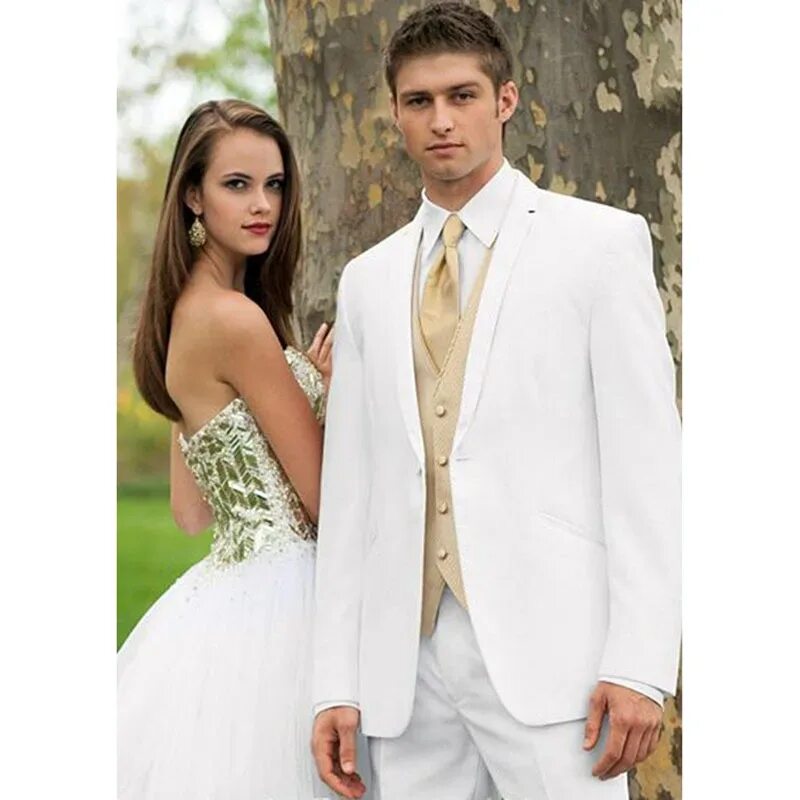 Свадебный костюм для блондина. Платье айвори и белая рубашка жениха. Свадебные костюмы для жениха и невесты в одном стиле. Серый костюм на свадьбу. Жених в белом платье.