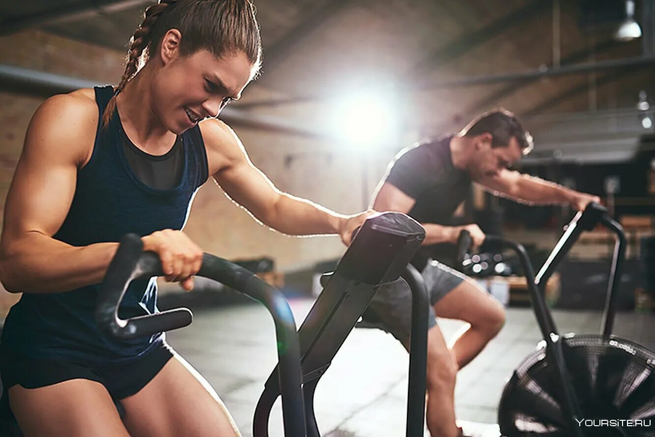 Группа спортсменов. Спортивные люди в зале. Каржио тренировки в фитнес зале. Кардио тренировка. Кардиотренировки в тренажерном зале.