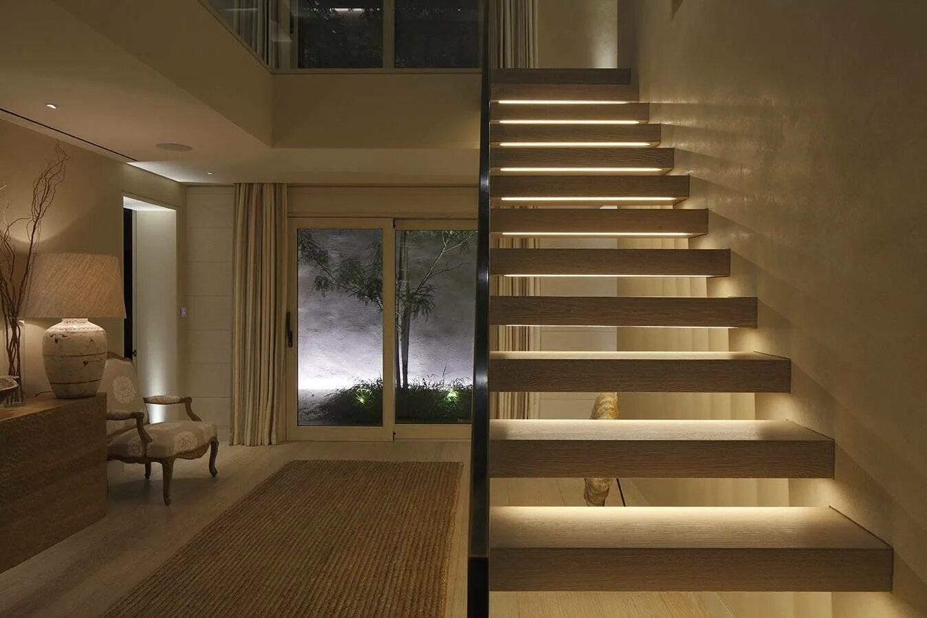 Потолок ступеньки. Подсветка лестницы. Современная лестница в доме. Лестница в интерьере. Лестницы в интерьере загородного дома.