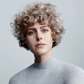 Женские стрижки 2024 короткие волосы вьющиеся