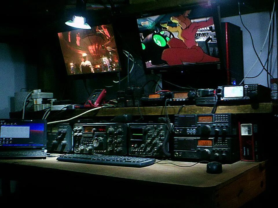 Горячее радио киберпанк. Ham radio shack. подземное логово радиолюбителя. ham operator shack.