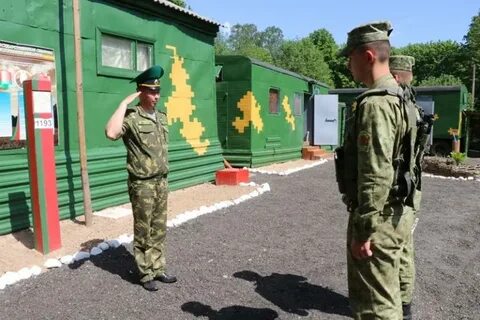 На посту пограничник стоит