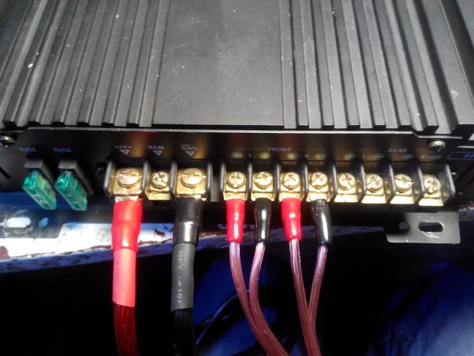 Подключить усилитель 4х канальный. 4х канальный РСА кабель для автомагнитолы. 4 Канальный усилитель от магнитолы 2 РСА.