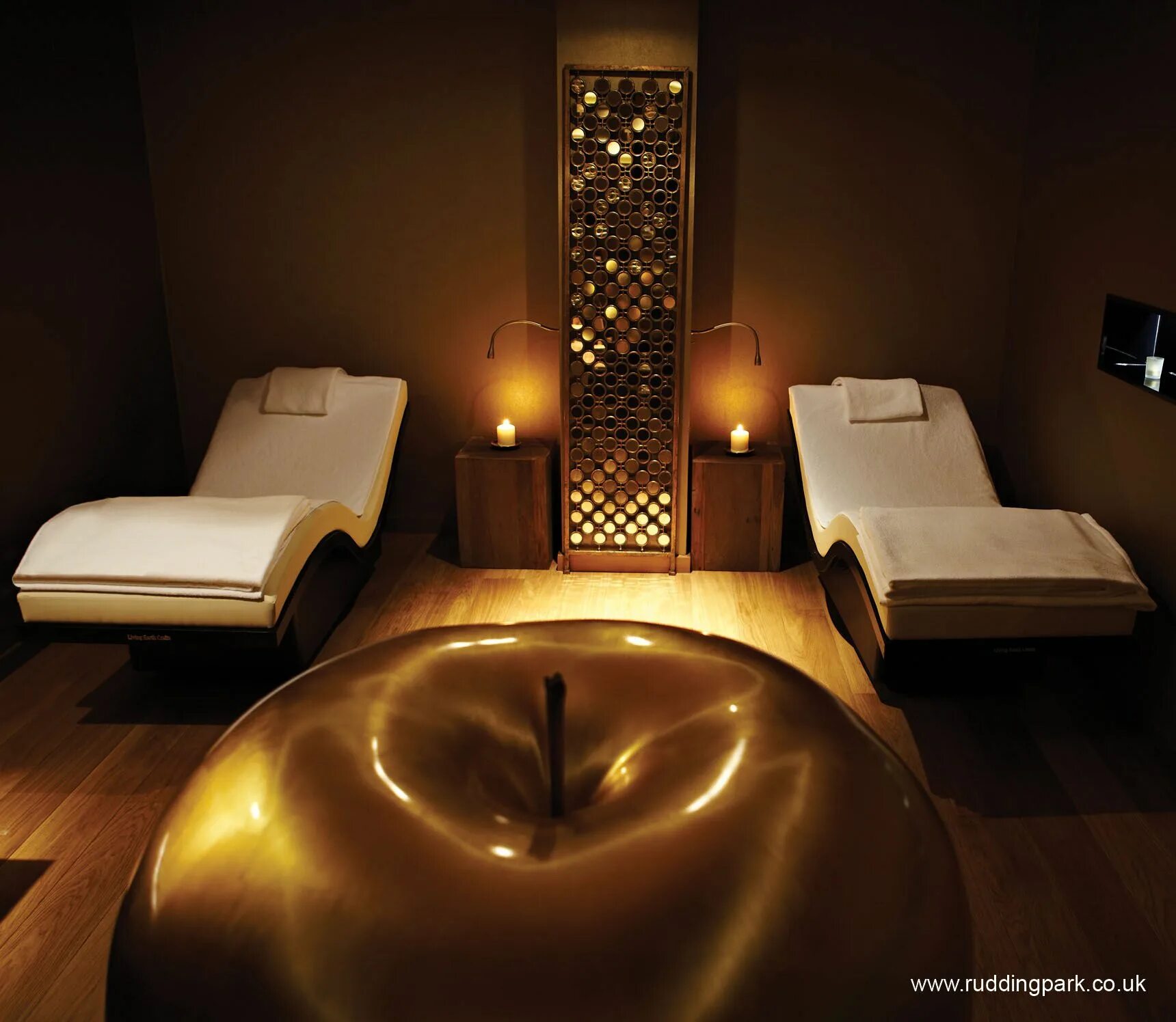 Комната релакса. Массажная комната. комната релаксации. комната spa релаксации. расслабление в спальне.