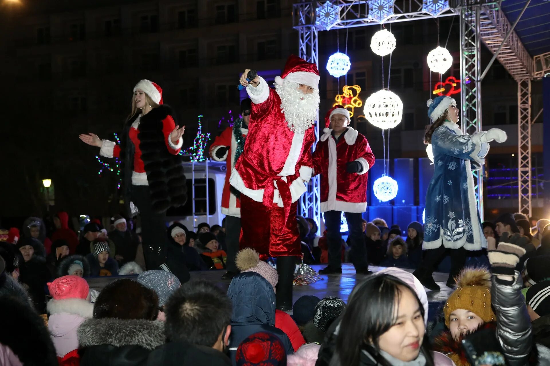 ночной новогодний новосибирск. новосибирск новый год 2023. елка в новосибирске 2022 на площади ленина. новогодняя ночь в новосибирске где отметить. ледяной городок новосибирск 2022 на набережной.