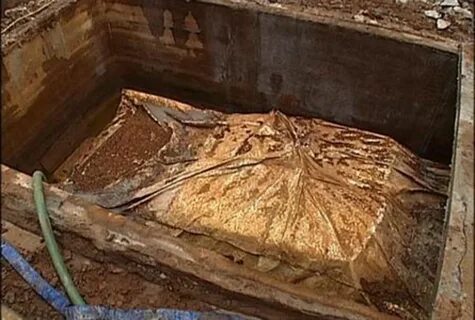 Вскрыли гробницы