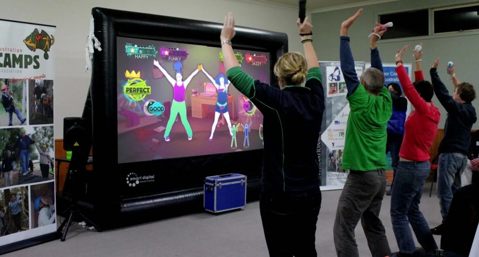Just event. Кинект just Dance. Интерактивные танцы. Интерактивный экран для детей. Танец с экраном.