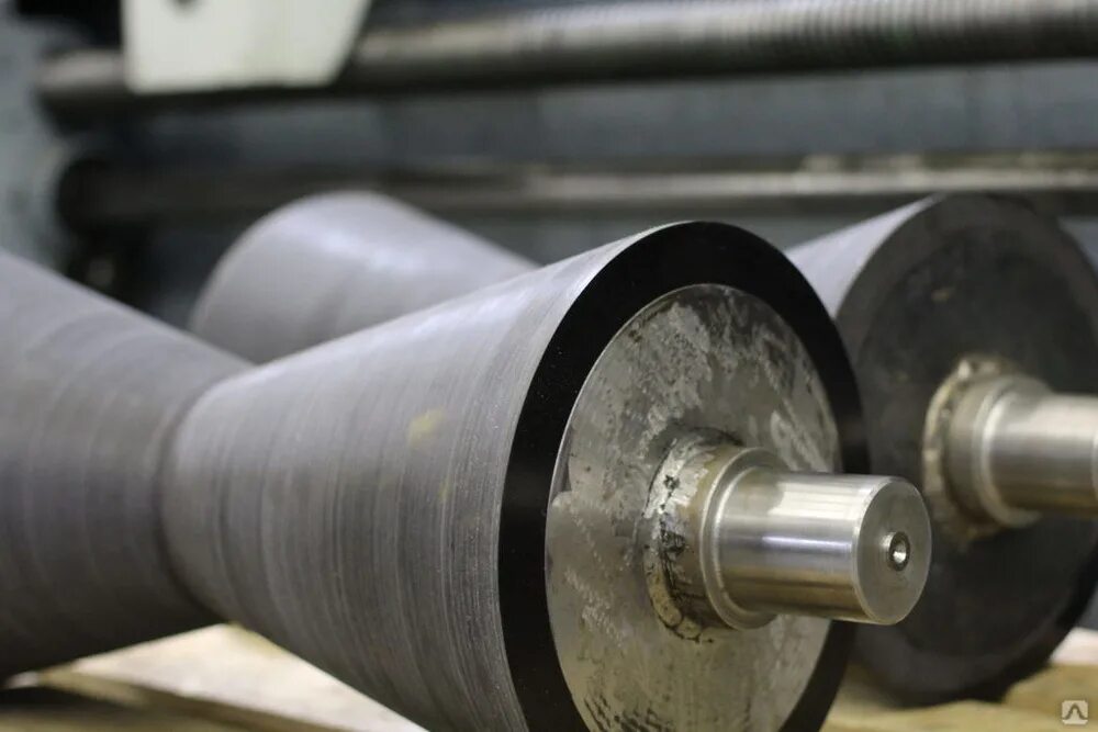 Полиуретановый вал для рольгангов. Гуммирование резиной. Вал обрезиненный 30/100/396,. Обрезинивание валов по шору 100. Обрезинивание валов роликов и барабанов.