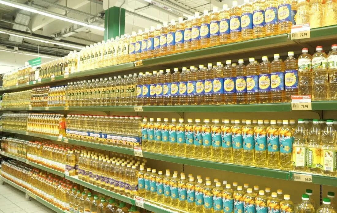 выкладка подсолнечного масла. марки растительногрмасла. подсолнечное масло на полках магазина. растительное масло в магазине. растительное масло.