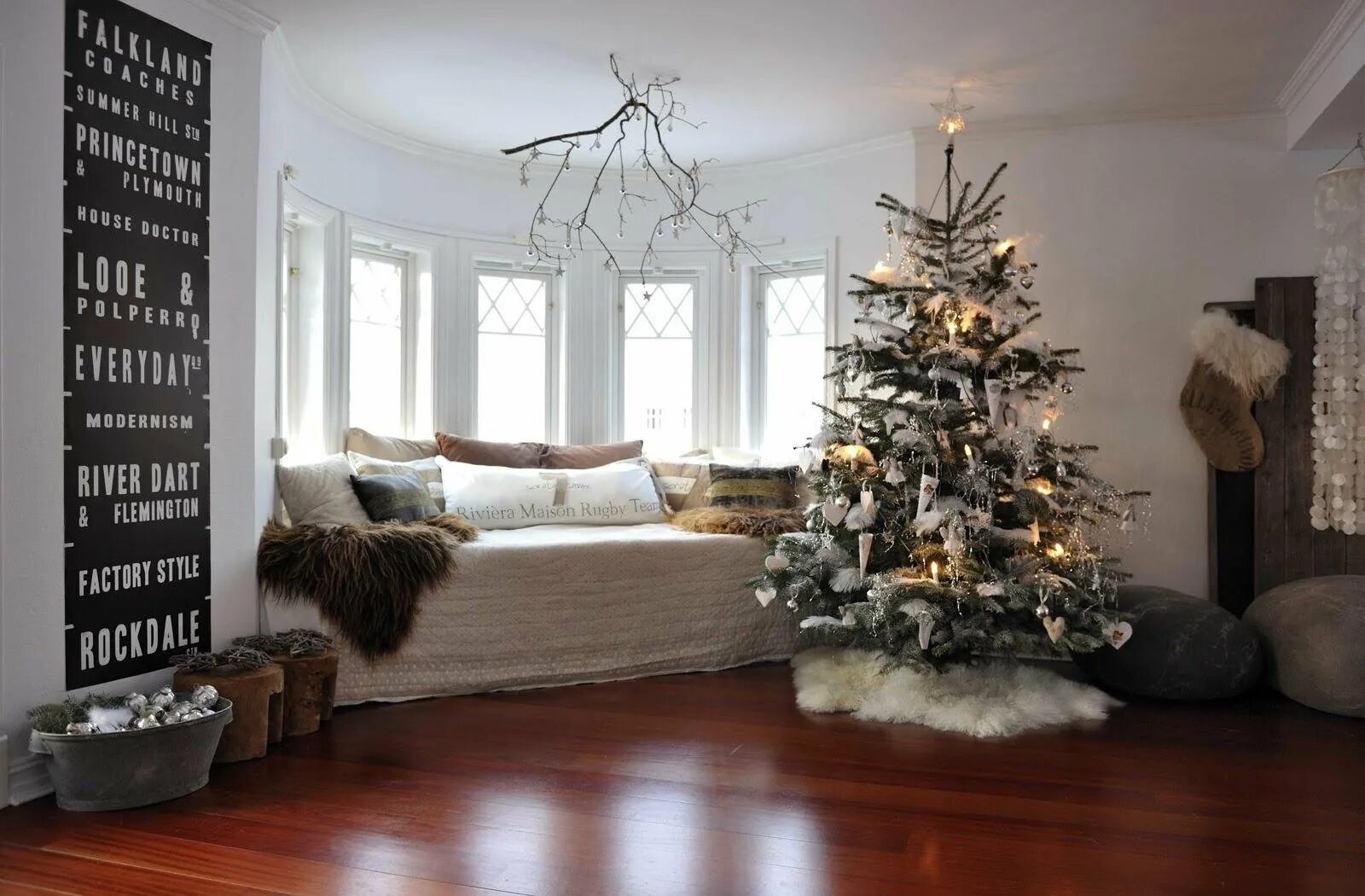 новогодняя елка в доме. уютные интерьеры домов. новогодний интерьер. елка наряженная в интерьере. Decorate the house перевод.