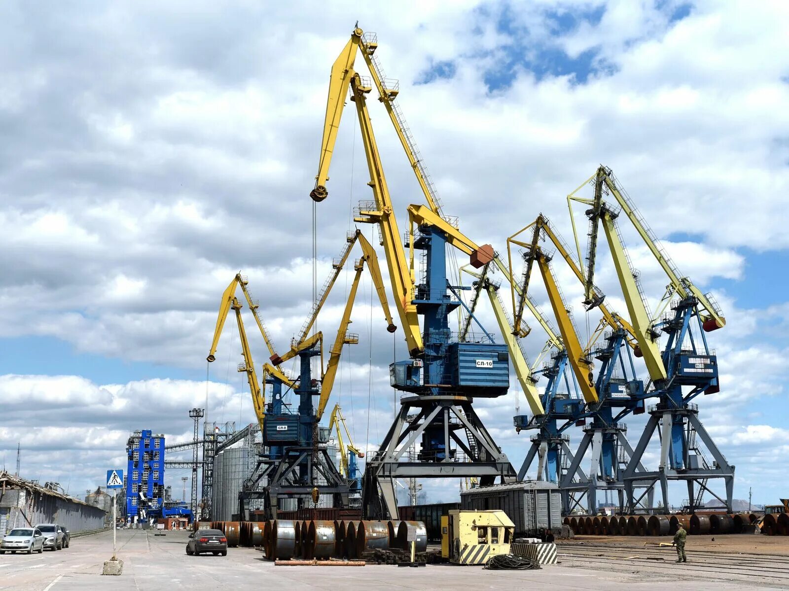 Грузовой мариуполь. Морской порт мариуполь. мариупольский морской торговый порт. мариупольский порт 2025. морпорт мариуполь.