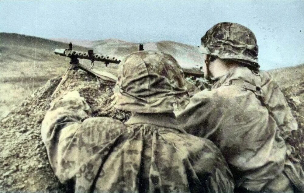 Сс восток. Солдаты Ваффен СС на Восточном фронте. Солдат СС 1944. Солдаты Waffen SS. Пулемёт MG 34 В бою.