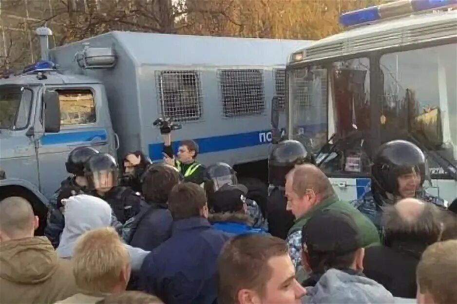 Люди в бирюлево. Бунт бирюлево западное. беспорядки в западном бирюлёво. беспорядки в бирюлево 2013. массовые беспорядки в москве.