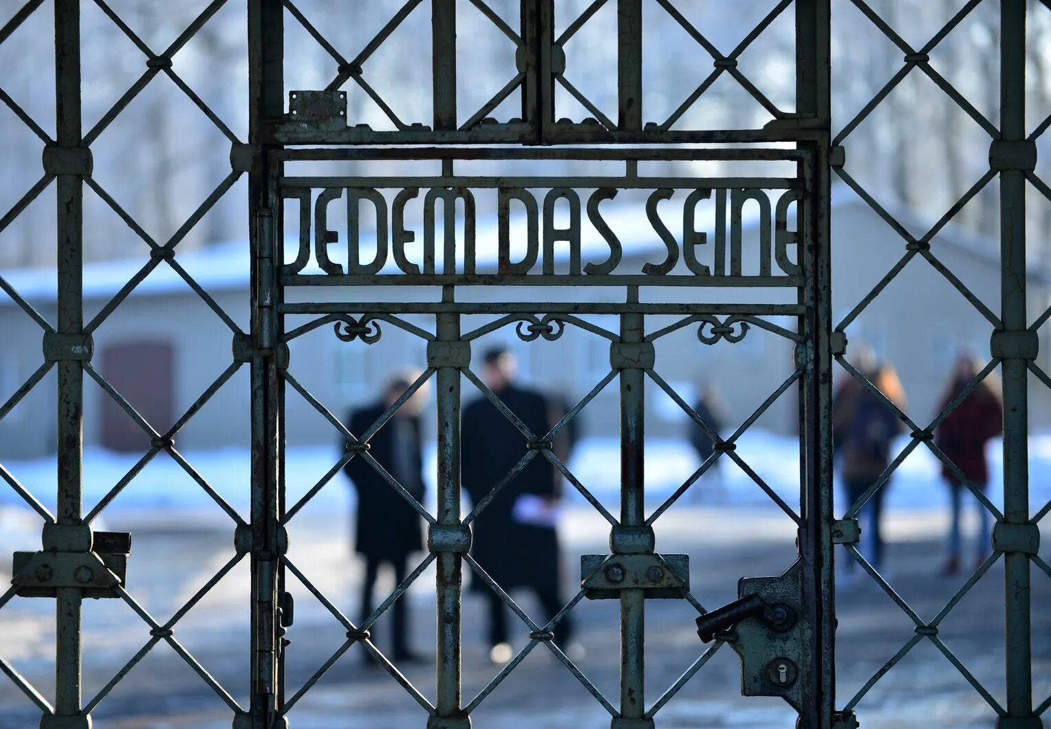 Jedem das. Jedem das seine на воротах. Каждому своё на воротах. Лагерь бухенвальд надпись на воротах. Jedem das seine бухенвальд.
