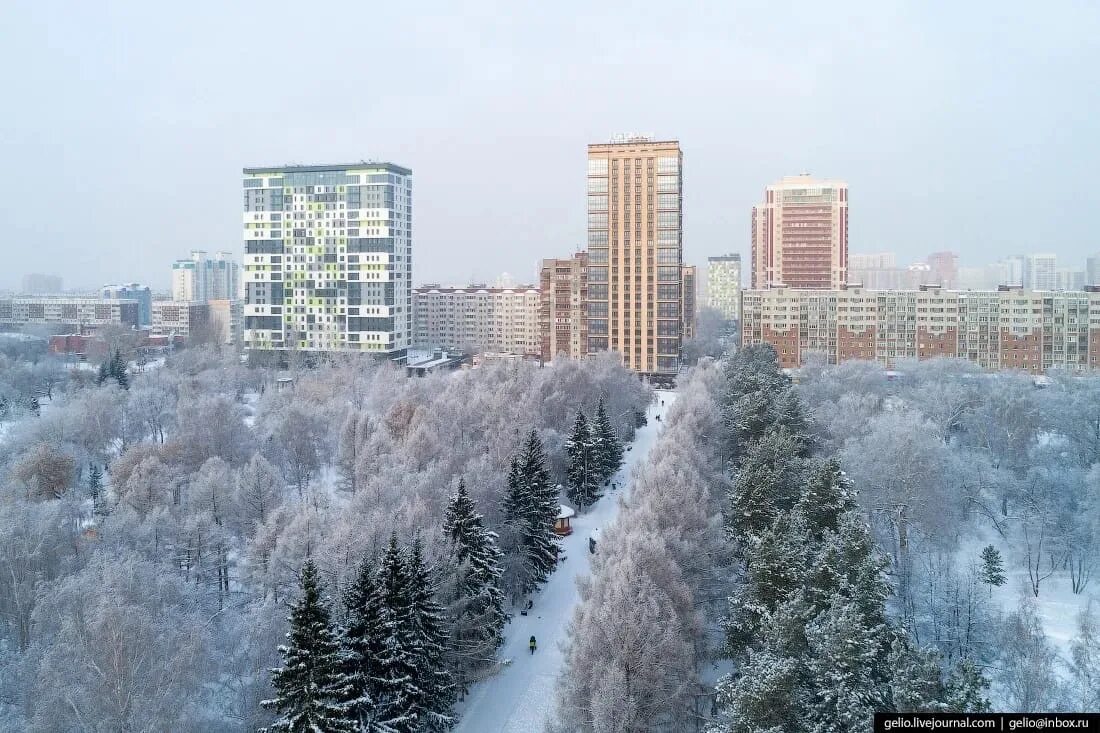 Зимой купить в новосибирске. Нарымский сквер Новосибирск зимой. КСМ Новосибирск зимой. Новосибирск Кировский район зимой. Новосибирск микрорайон Снегири 2023 год.