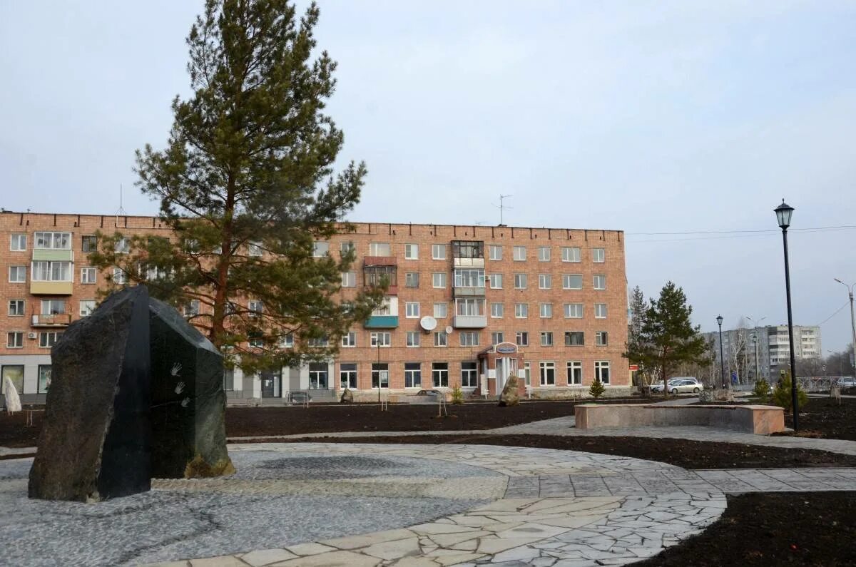 Саяногорский городской сайт. Каменный сквер Саяногорск. Сквер камней Саяногорск. Сквер «Саянский камень»,. Каменный парк Саяногорск.