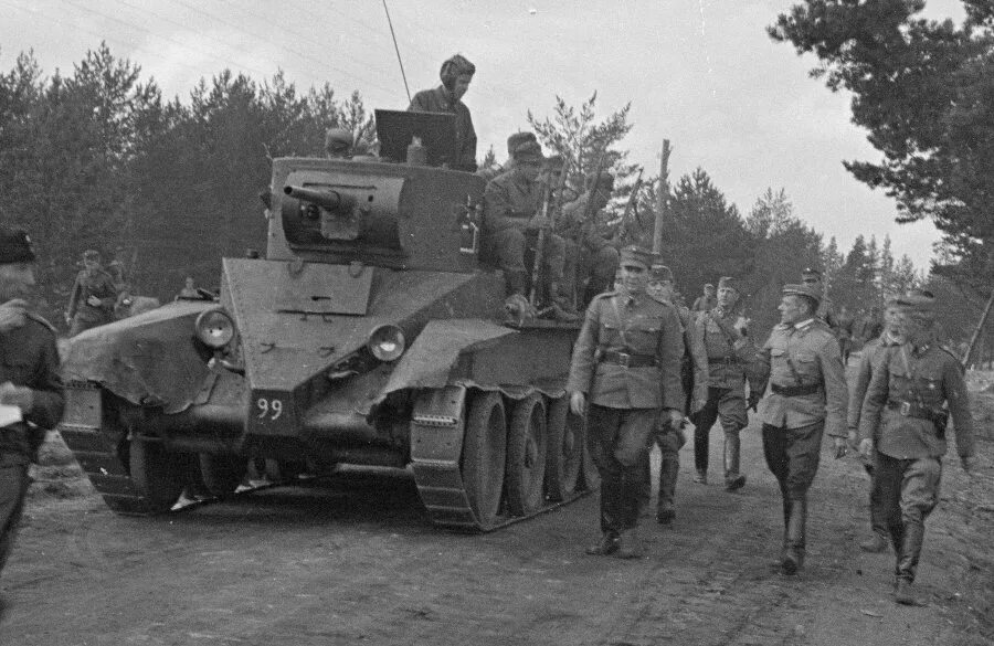Бт 7 военные фото Илья Хомяков "На Лужском рубеже. История 24-й танковой дивизии РККА" отзыв "Со