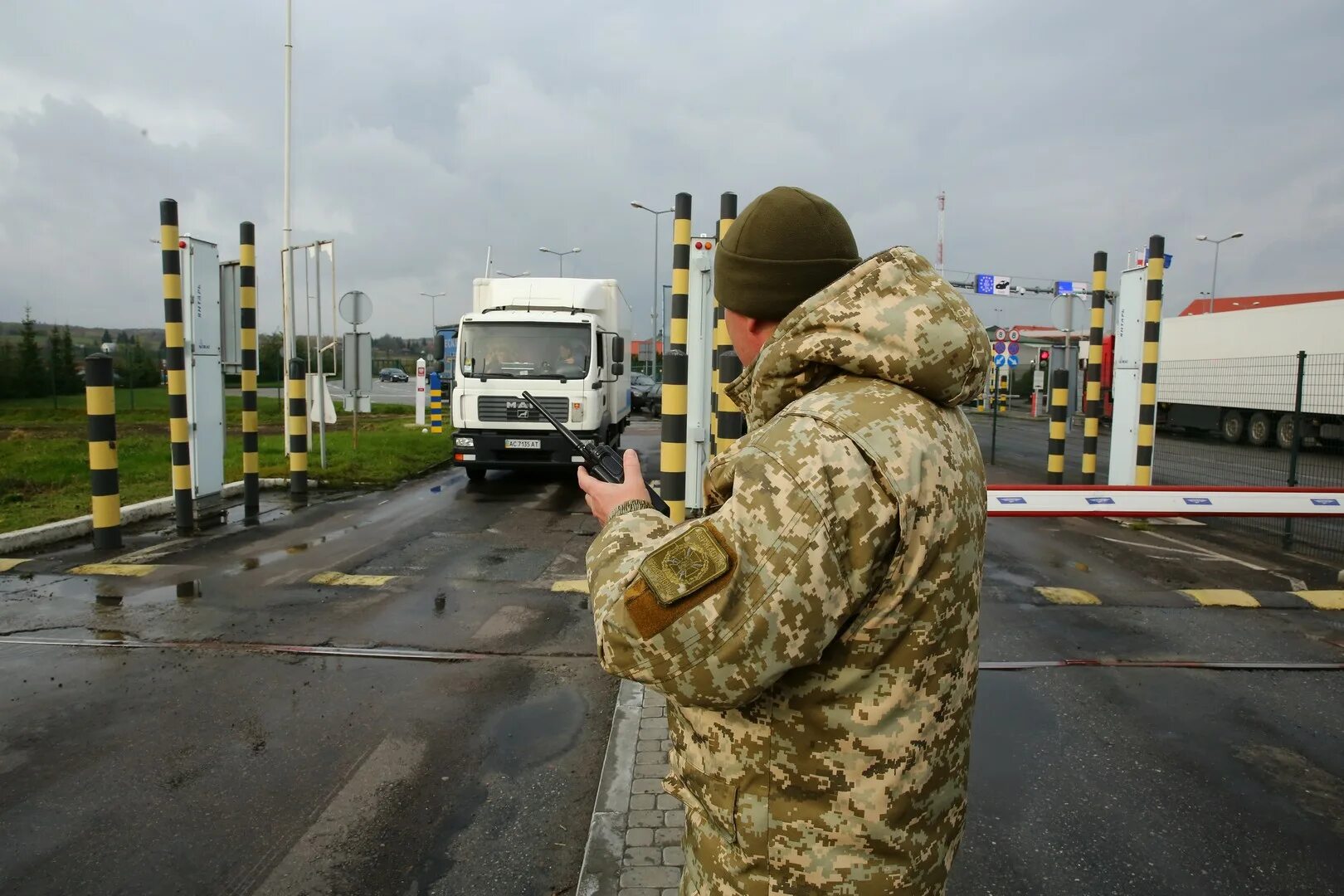 Украина граница мужчины. Польско-украинская граница. Границы Украины. Таможня на границе с Украиной. Российско-украинская граница.