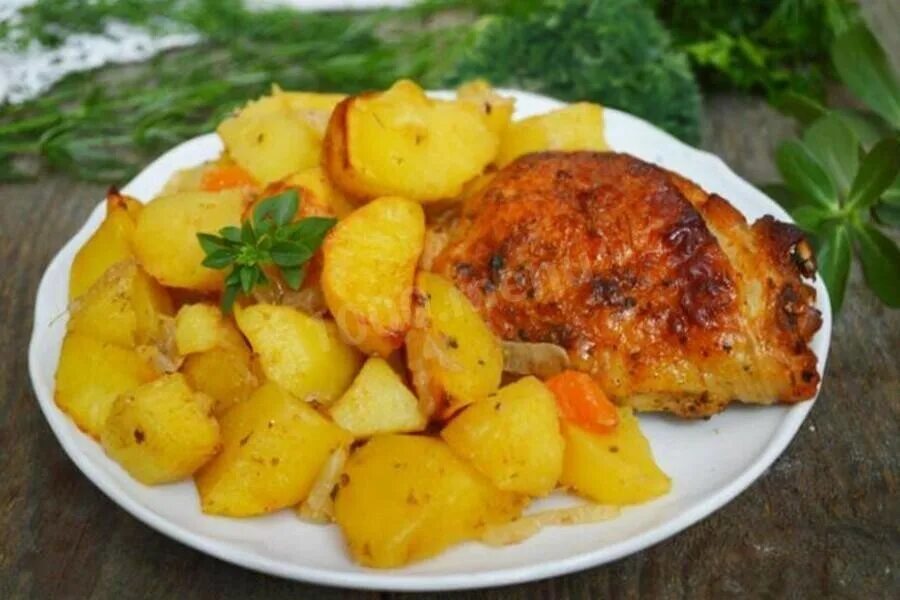 Курица жареным картофелем. Жареная курица с картошкой. жареная куриные бедра с картофелем в духовке. жареное бедро курицы с картошкой. жареная картошка с куриными ножками.