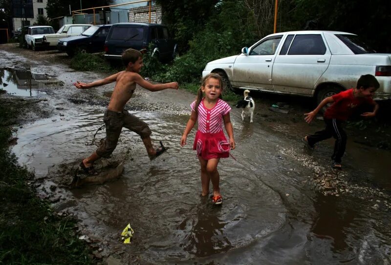 купается в луже. дети по лужам. ребенок искупался в луже. воробей в луже. купается в луже.