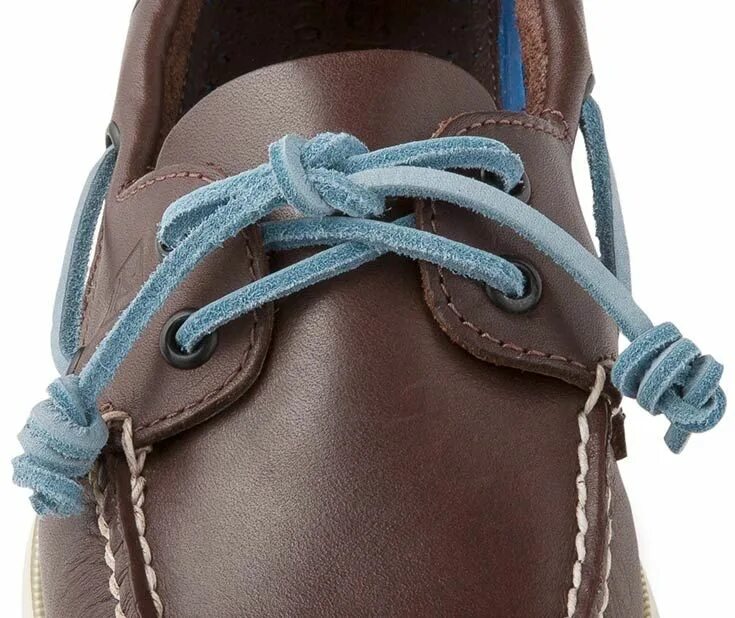 Как завязать кожаный. Топсайдеры шнуровка. Красивый узелок на шнурке обуви. Шнурки на топсайдерах. Узлы на шнурках ботинок.