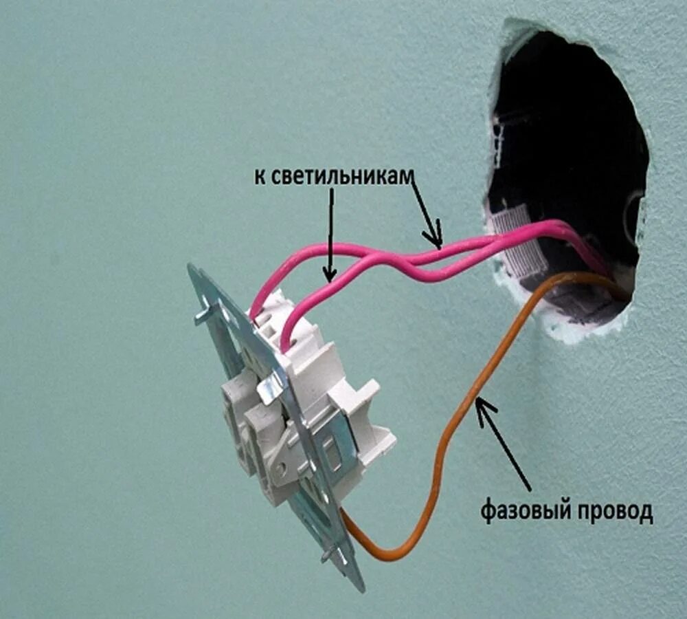 Подключить двухклавишный выключатель три провода. Подключаем выключатель света с двумя клавишами на три провода. Подключить двойной выключатель света 2 провода. Как подключить двойной выключатель на 3 провода. Подключить двухклавишный выключатель на три провода.