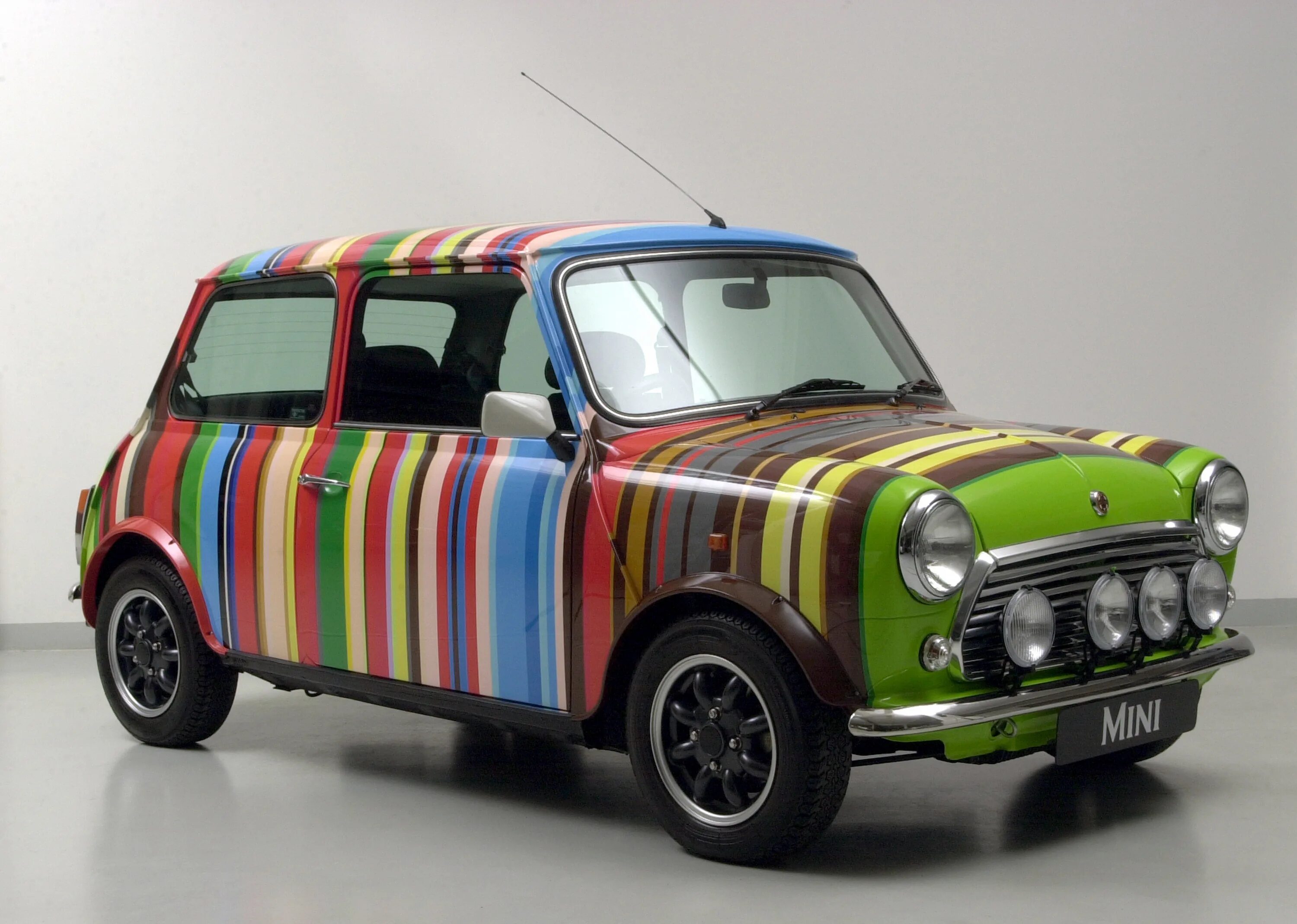 Цветной авто. Paul Smith Mini Cooper. Мини Купер пол Смит. Мини Купер гуччи. Мини Купер двухцветный.