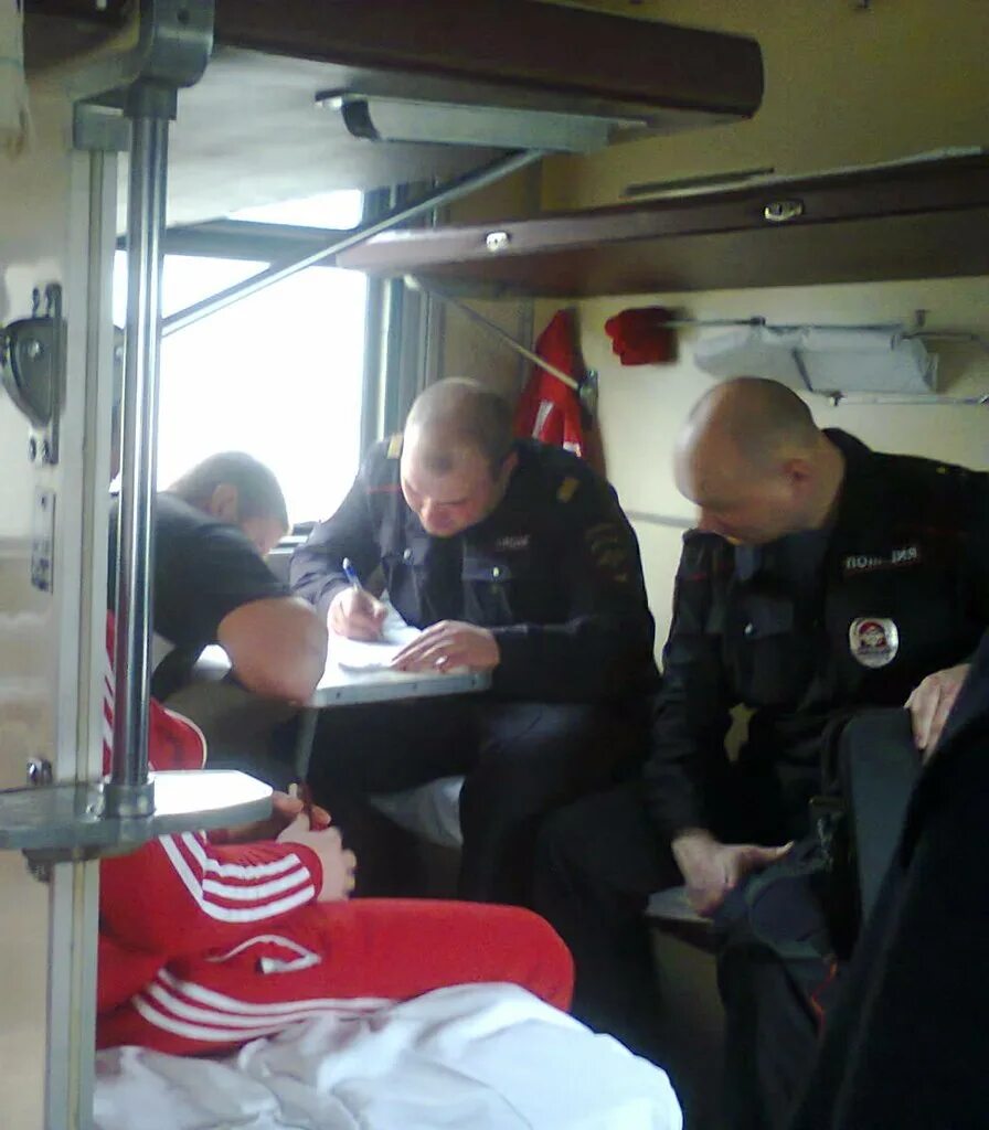 Полиция на транспорте. Полиция в поезде. Полиция в поезде дальнего следования. В поездах есть полиция. Полицейский поезд.