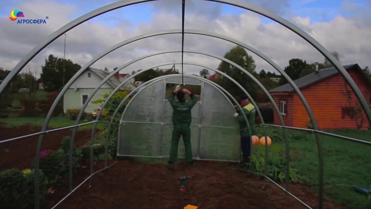 Теплица оптима воля. 8 соток теплицы. Теплица белорусская гарант. Теплица greenhouse внутри. 0 240х300см.