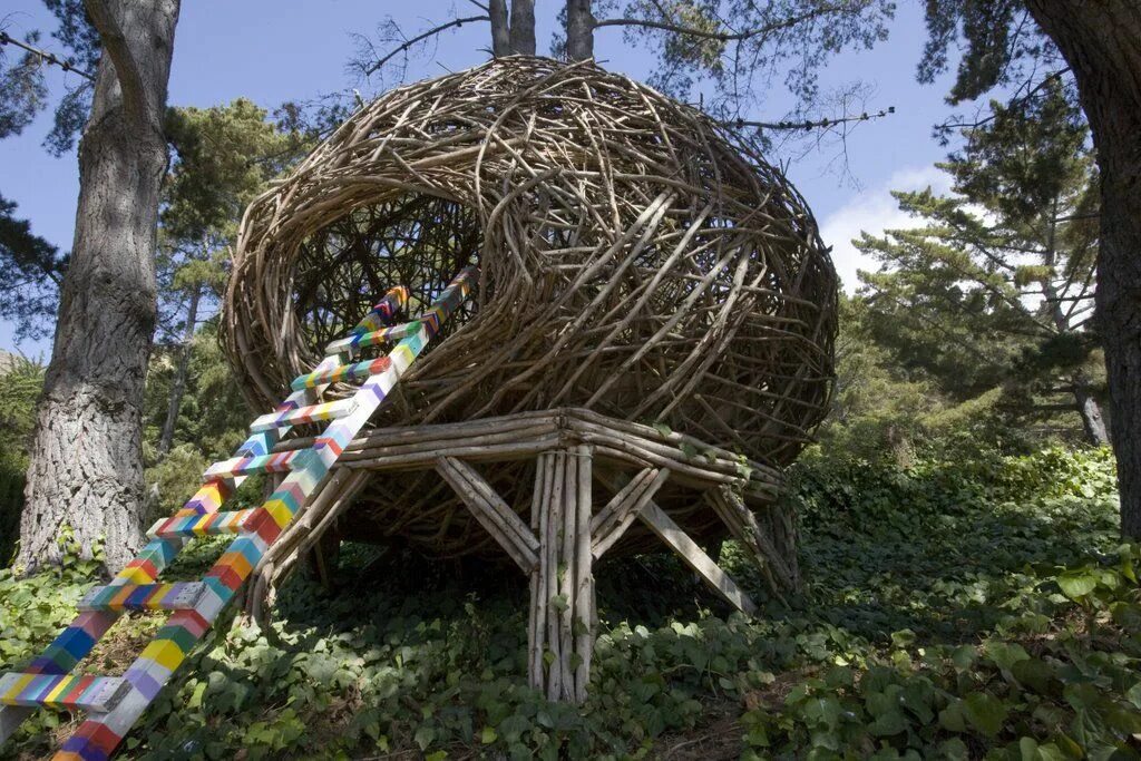 Плетеная беседка. Плетеная беседка из веток. Беседка из веток. Домик из прутьев. Плетеный дом.