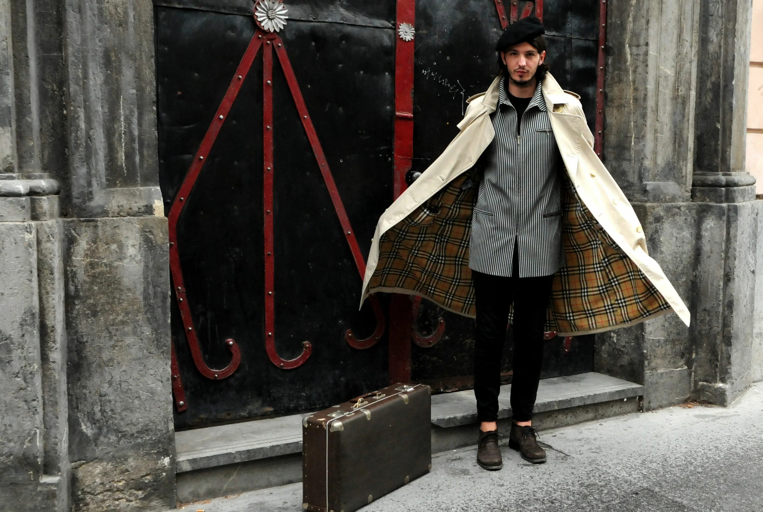 Тренч street style. Тренч милитари подиум. Тренч street style. Я надену плащ пальто. Тренч милитари подиум.