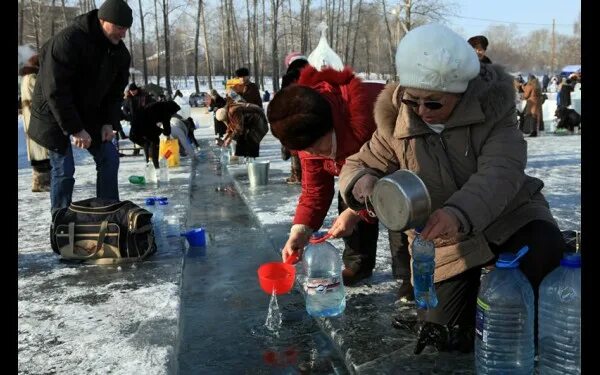 Вылили святую воду. Очередь за водой на крещение. Великая агиасма Крещенская вода. Чудодейственной крещенской воды. Люди набирают Святую воду.