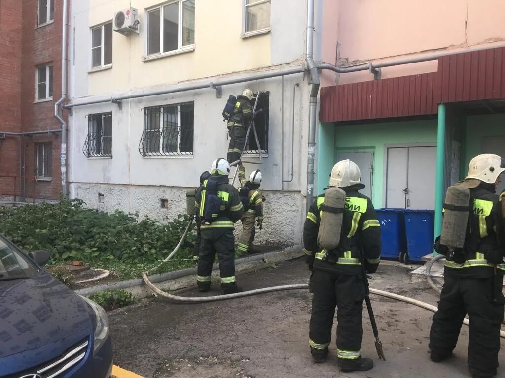 В огнях утонули. Пожар в Туле вчера в Пролетарском районе. Пожар в Туле вчера. Пожар в Туле 10.10 22. Пожарные спасают из огня многоквартирный дом.