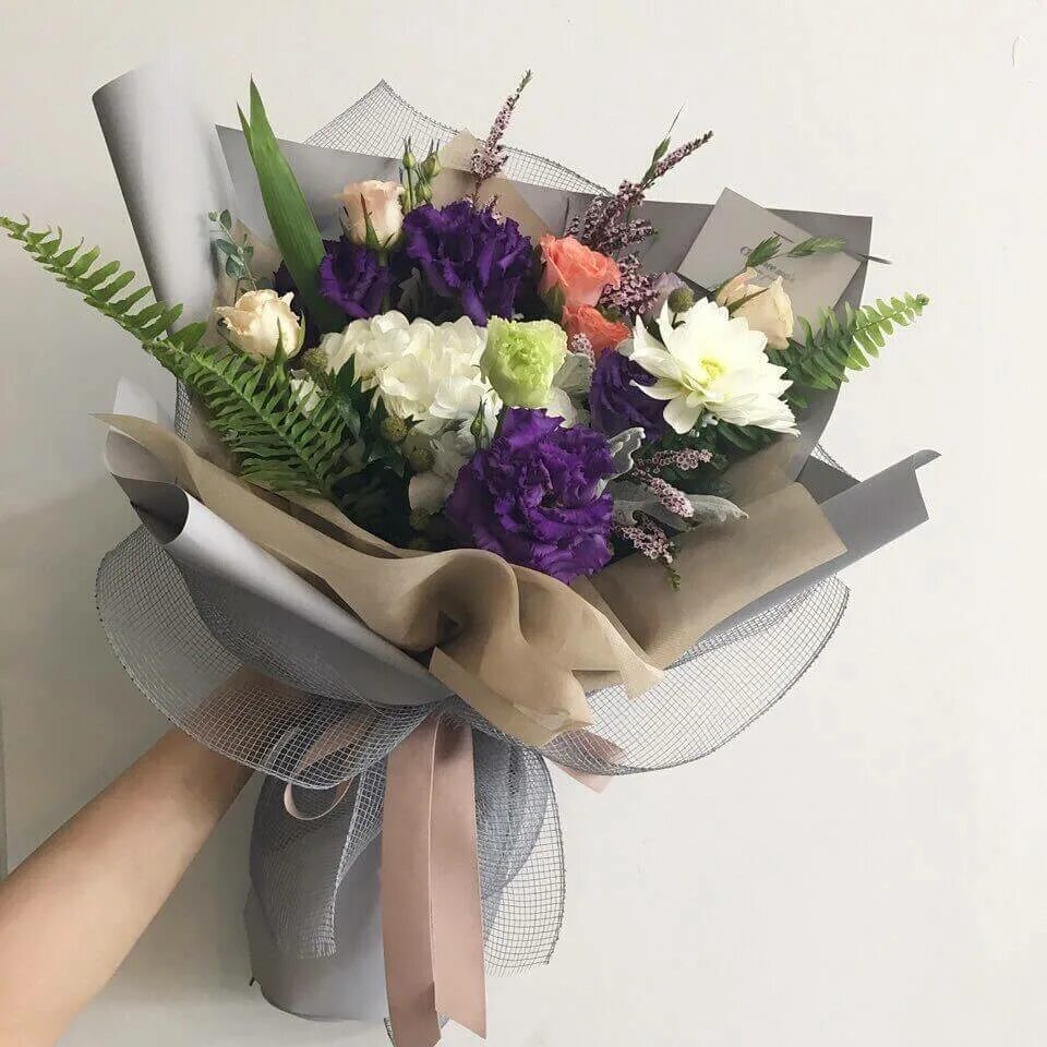 Тюльпаны в красивой упаковке. Упаковать букет в фоамиран. Упаковка букета в фоамиран. Как упаковывать фоамираном. Как упаковывать фоамираном.