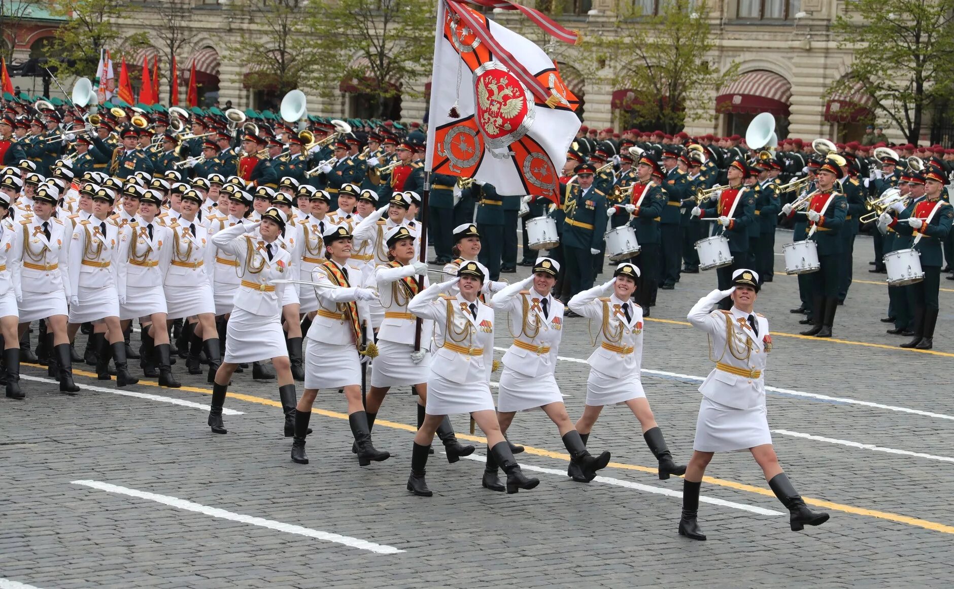 9 мая 18. Военный парад. Женщины на параде. Женщины военные на параде. Женщины маршируют на параде.