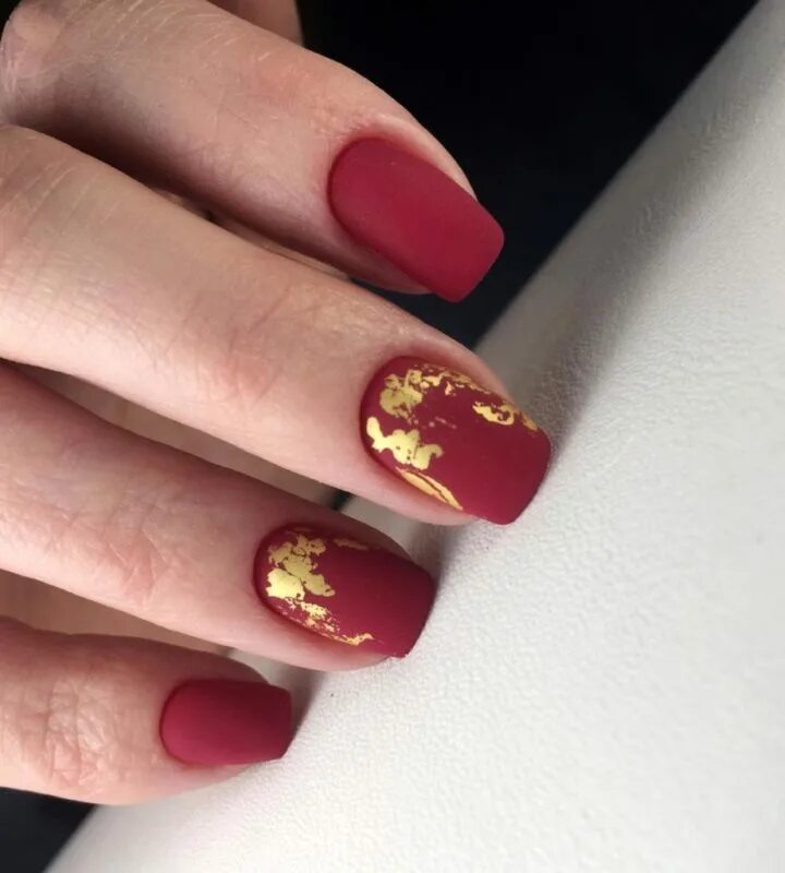 красивый маникюр красный с золотом. красный маникюр с золотой поталью. красный маникюр с золотой поталью. красный маникюр с золотой поталью. красный маникюр с фольгой.