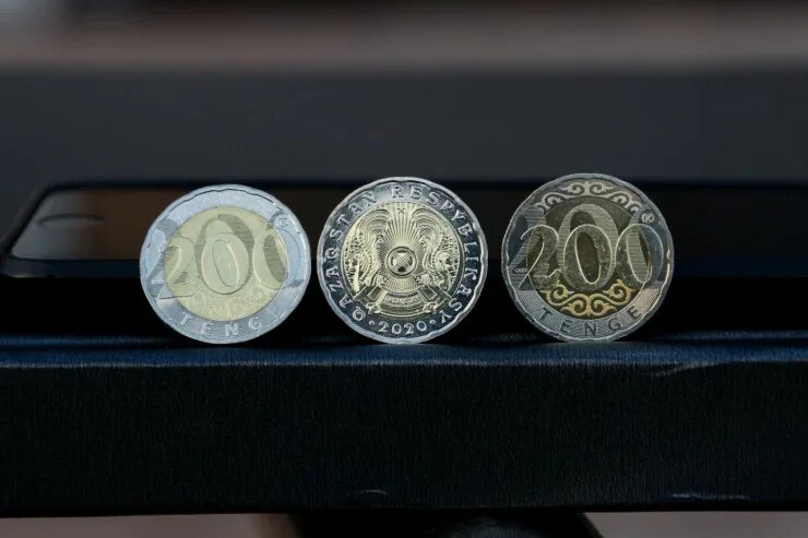 200 Тг монета. 200 Тенге Монетка. Монета 1000000 тенге. 200 Тенге 2021.