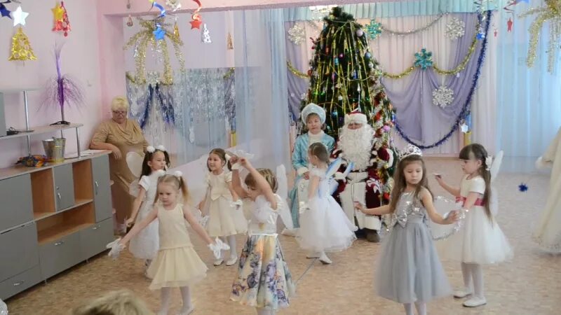 Танец снежки в детском саду. Танец снежков в детском саду. Танец в средней группе. Танец снежки в детском саду. Новогодние танцы в детском саду.