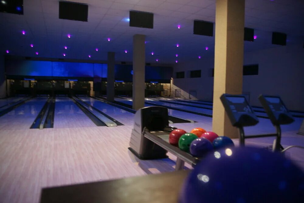 боулинг интерьер. боулинг в тамбове голден страйк. боулинг и бильярд тамбов. боулинг с рестораном. боулинг кафе.