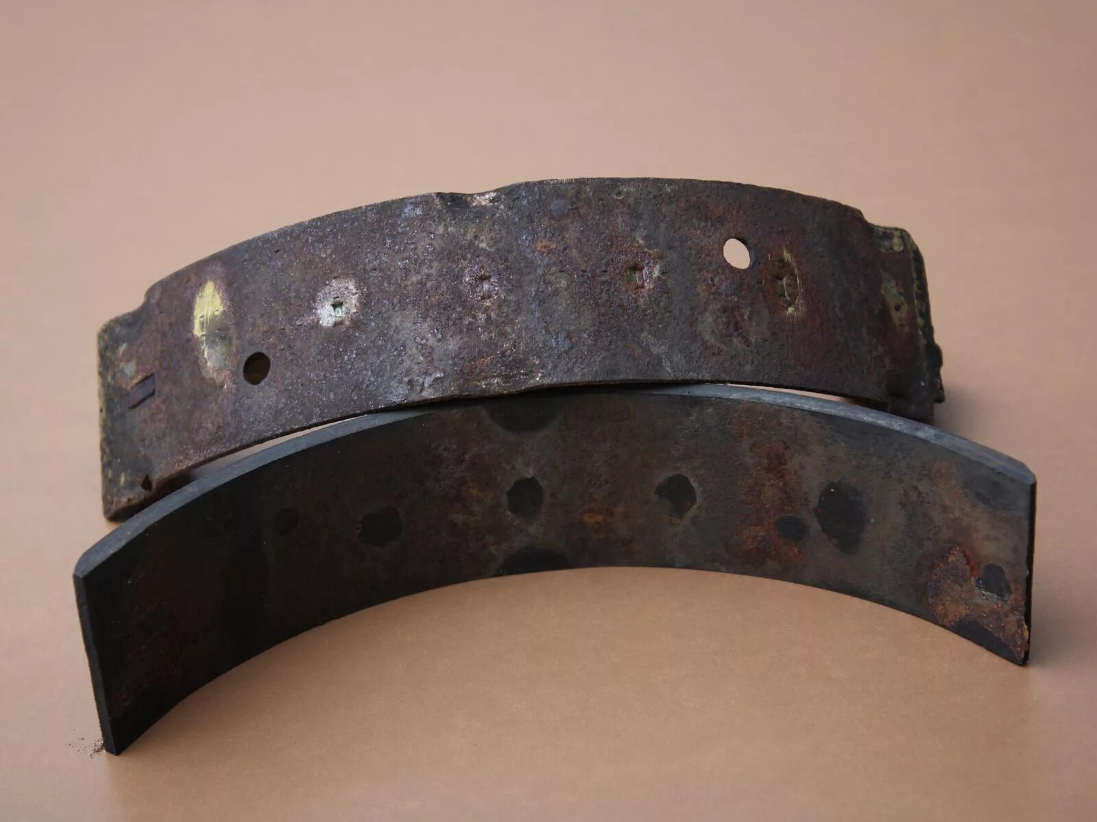 Накладка тормозная шакман f3000 короткая. Задние накладки. Задние накладки. Накладка тормозная паз 3205. Накладка тормозная shaanxi f3000.