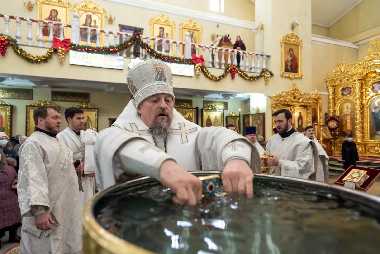 Освятить воду в домашних. Чин Великого освящения воды. Освящение воды митрополит Варнава Чебоксары Богоявление. Храм Ласнамяэ освящение воды.